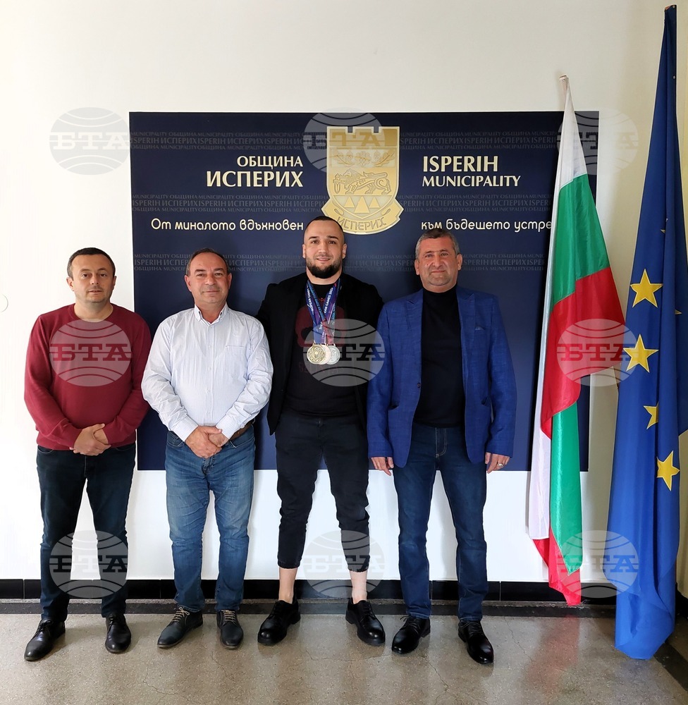 Община Исперих отличи с грамота шампиона по сумо Пенчо Дочев