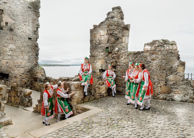 Изложба с фотографиите от проекта „Северна Ирландия през нашите очи“, показващи танцьори от клуб „Чемшир“, ще бъде открита в град Ома