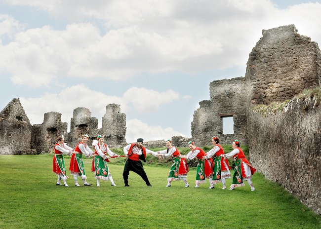 От Българския фолклорен клуб „Чемшир“ в град Арма канят на репетиция по народни танци на 25 май