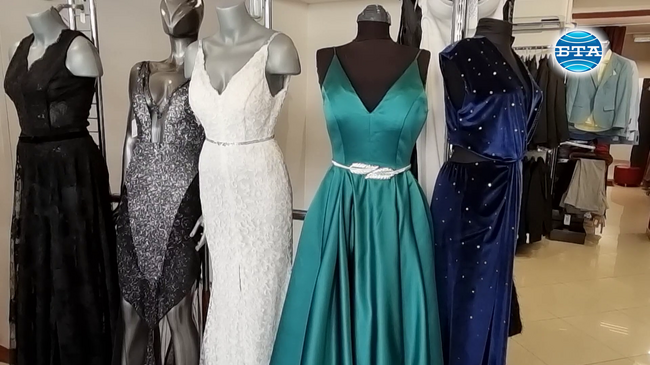 Какви са тенденциите при абитуриентските рокли тази година?