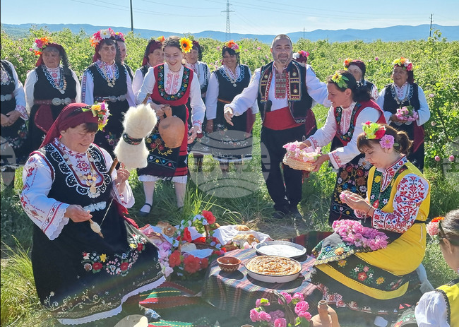 Карлово - "Гюл се рони" - ритуал