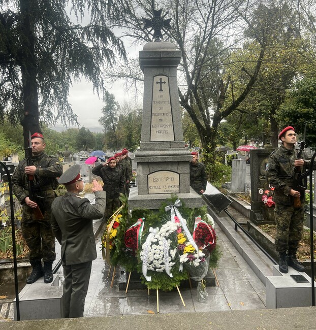 Областна администрация Благоевград: Областният управител почете паметта на загиналите офицери и войници при защита на Горна Джумая