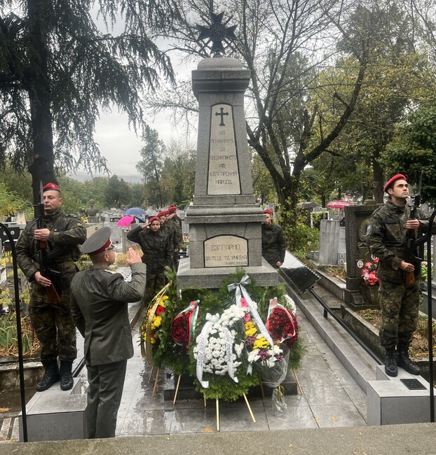 Областна администрация Благоевград: Областният управител почете паметта на загиналите офицери и войници при защита на Горна Джумая