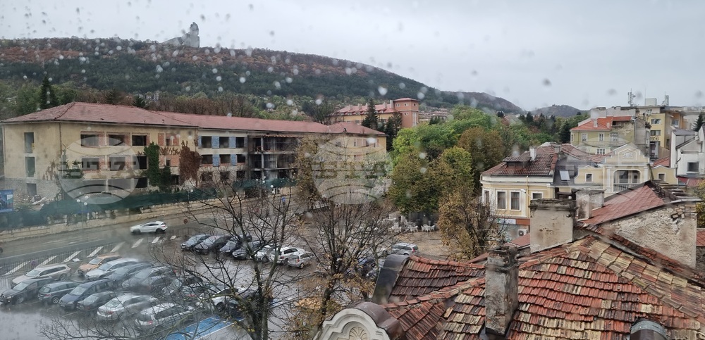 Паднали дървета са отстранени от пътя след буря в Шуменско, поривите на вятъра достигнаха до 15 метра в секунда