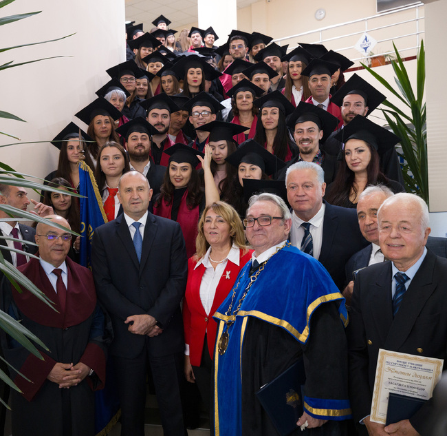 Президентът: България се нуждае от подготвени хора, които разбират и могат да управляват сложните процеси в националната сигурност и икономиката