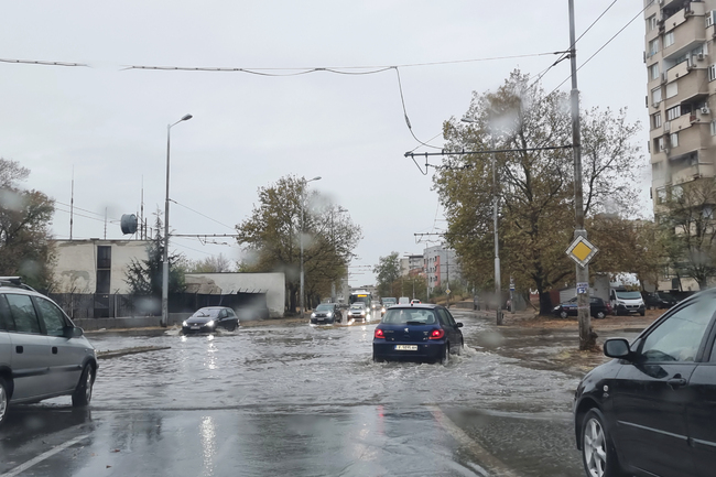 В Сливен вятърът днес достигна 100 км/ч, на места в града се образуваха завирявания, обстановката се следи