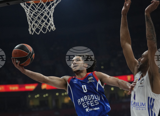 Анадолу Ефес спечели срещу Панатинайкос и стигна до пети мач в серията от четвъртфиналните плейофи на Евролигата, Барселона победи Монако