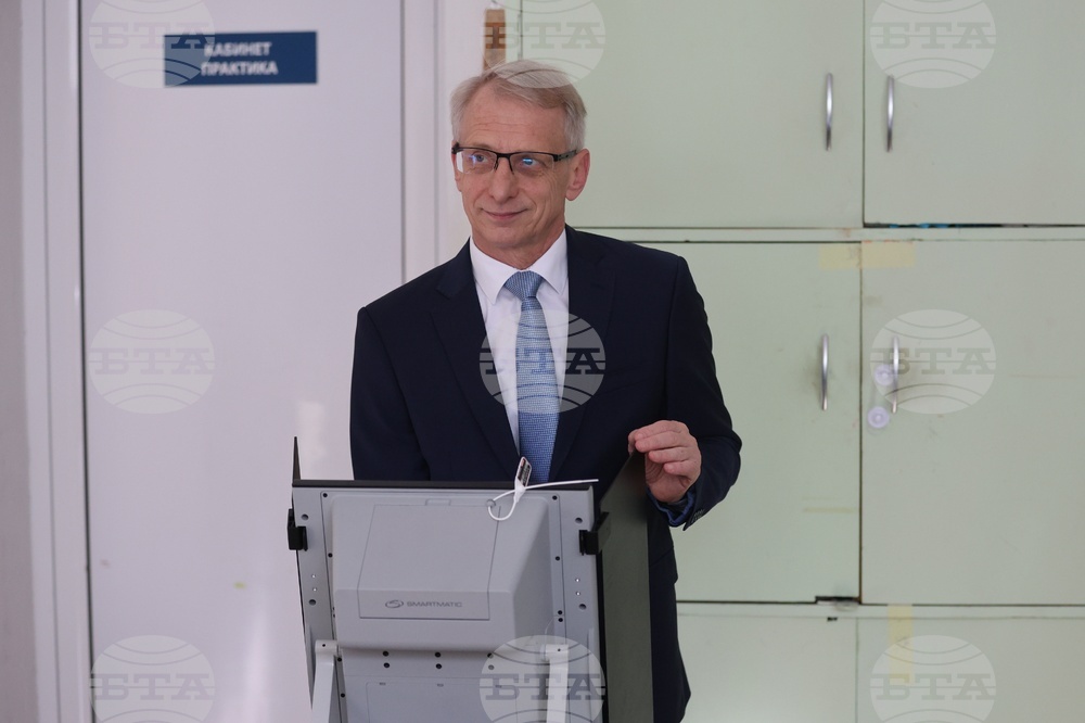 Николай Денков - гласуване - местни избори 2023 - втори тур