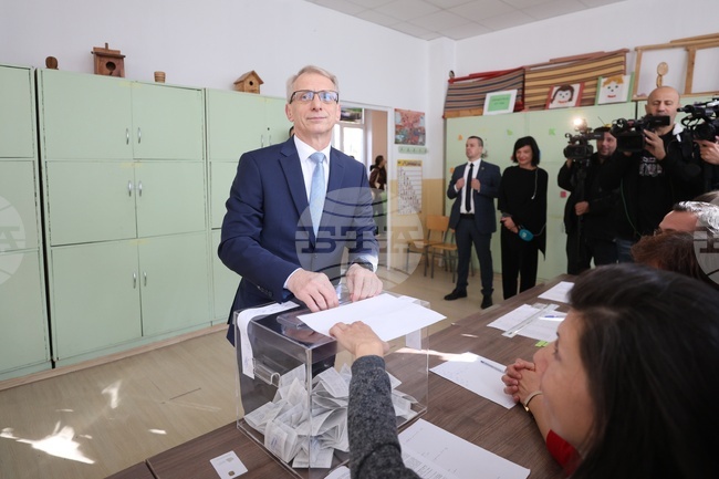 Николай Денков - гласуване - местни избори 2023 - втори тур