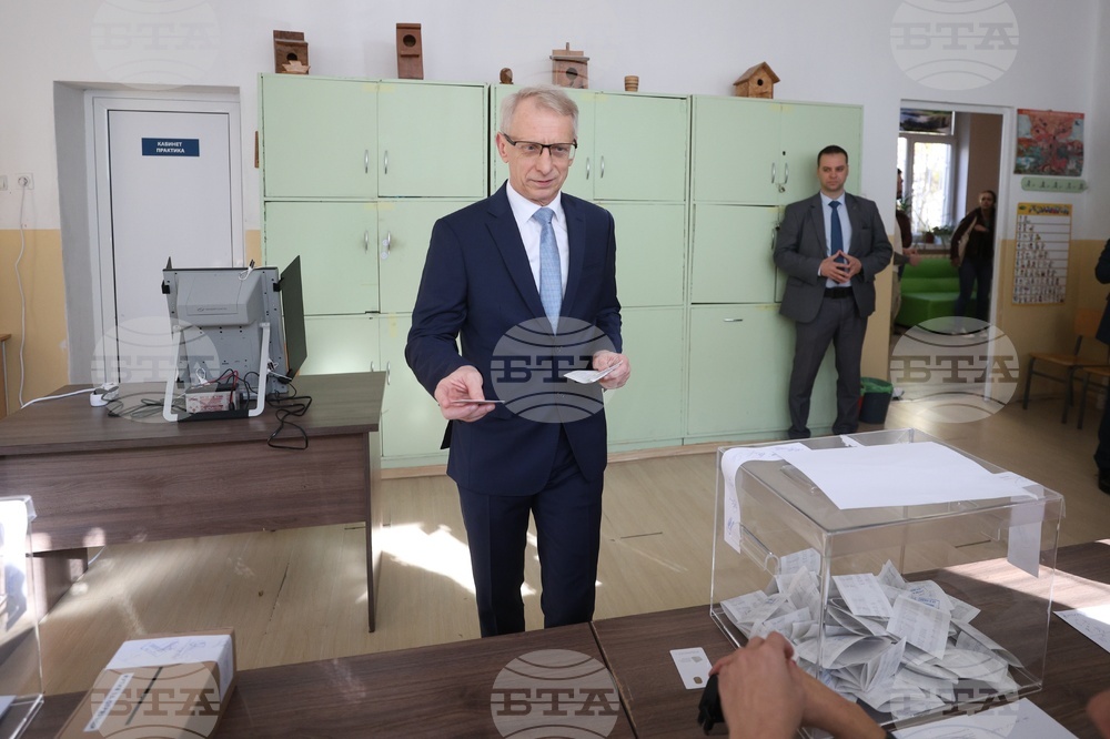 Николай Денков - гласуване - местни избори 2023 - втори тур