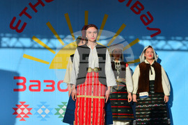 Исперих - етнофестивал "Зазоряване" - автентични български носии