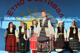 Исперих - етнофестивал "Зазоряване" - автентични български носии