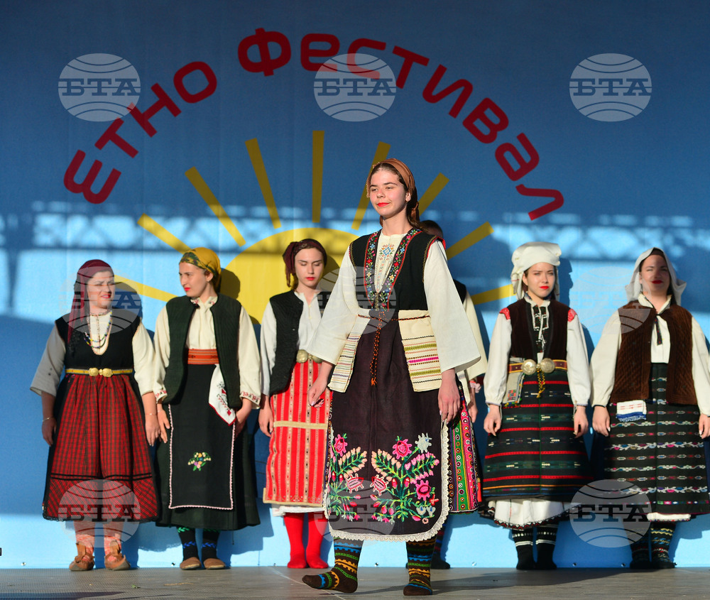 Исперих - етнофестивал "Зазоряване" - автентични български носии