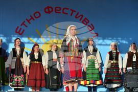 Исперих - етнофестивал "Зазоряване" - автентични български носии
