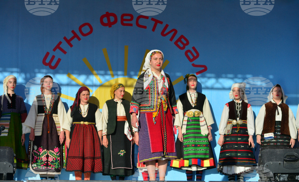 Исперих - етнофестивал "Зазоряване" - автентични български носии