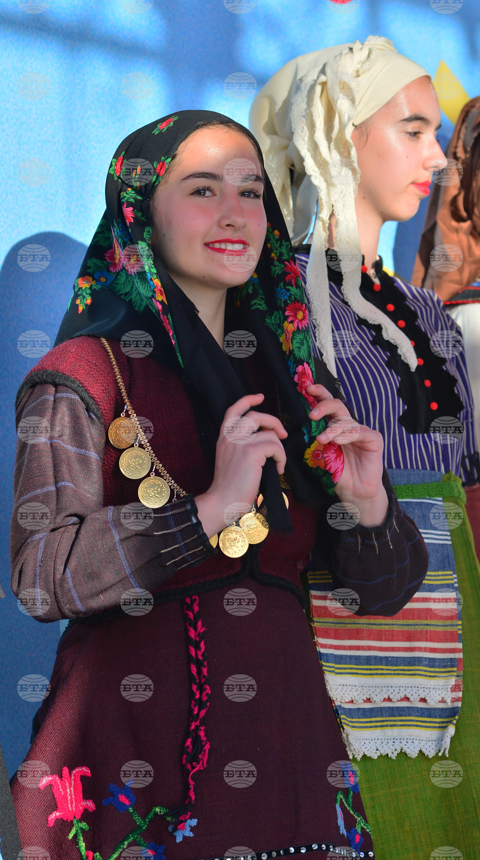 Исперих - етнофестивал "Зазоряване" - автентични български носии