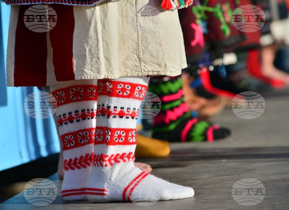 Исперих - етнофестивал "Зазоряване" - автентични български носии