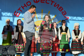Исперих - етнофестивал "Зазоряване" - автентични български носии