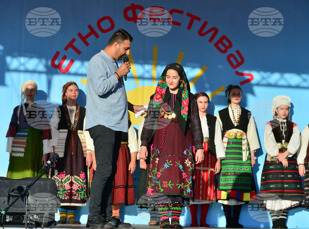 Исперих - етнофестивал "Зазоряване" - автентични български носии