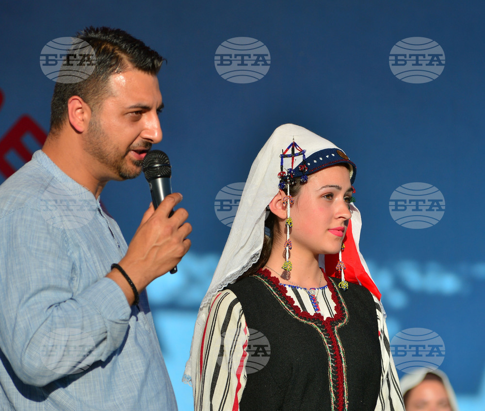 Исперих - етнофестивал "Зазоряване" - автентични български носии
