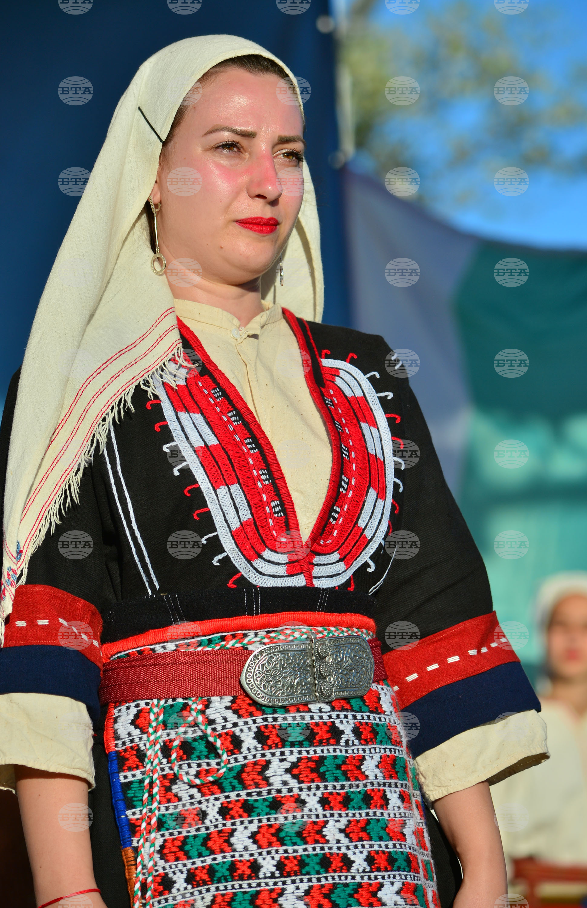 Исперих - етнофестивал "Зазоряване" - автентични български носии