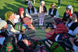 Исперих - етнофестивал "Зазоряване" - автентични български носии