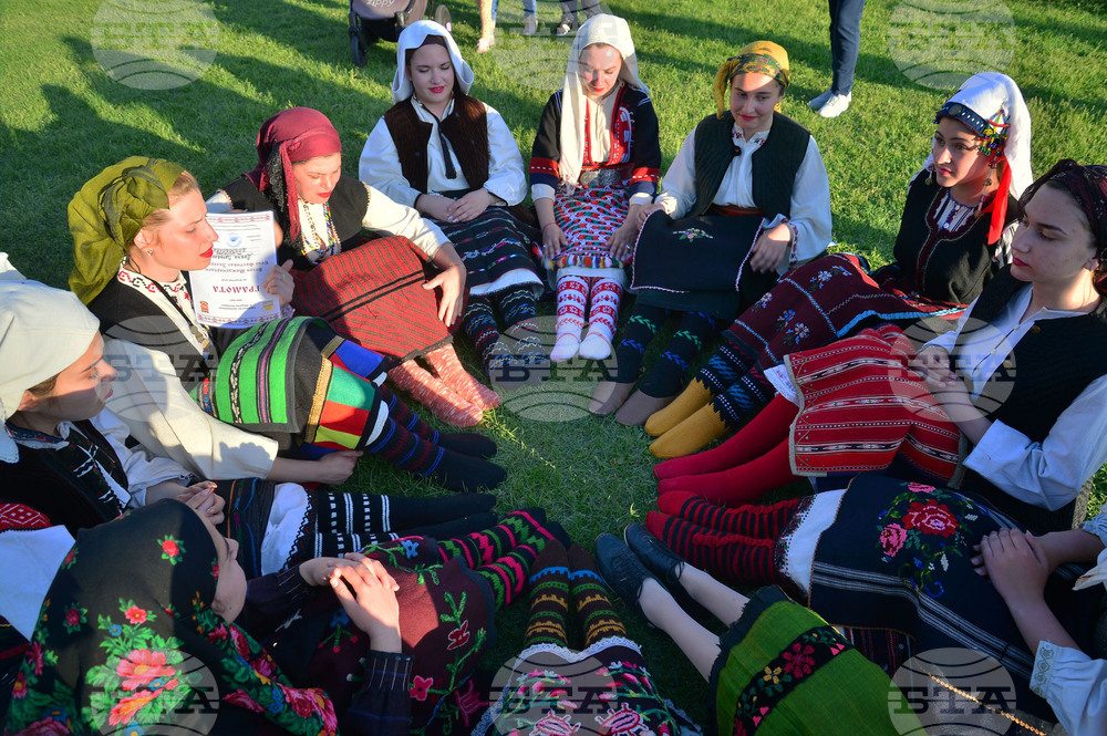 Исперих - етнофестивал "Зазоряване" - автентични български носии