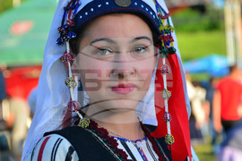 Исперих - етнофестивал "Зазоряване" - автентични български носии