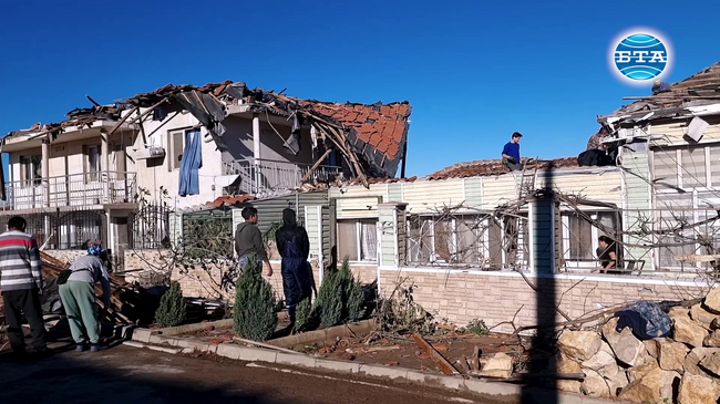 Десетки доброволци помагат на исперихското село Лъвино за възстановяването му след ураганния вятър вчера