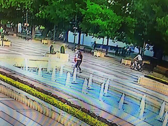  Общински камери заснеха младежи, изсипали пенливата течност в градските фонтани на Благоевград