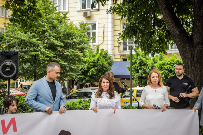 Кметът на София, посланиците на САЩ и Румъния и Организацията на евреите в България „Шалом“ се включиха в инициатива за почистване на надписи на омразата