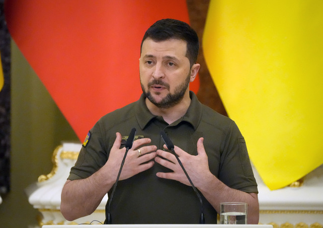 Зеленски призова Запада "да спре да си играе" с Русия и да въведе срещу нея по-тежки санкции, които да сложат край на войната в Украйна