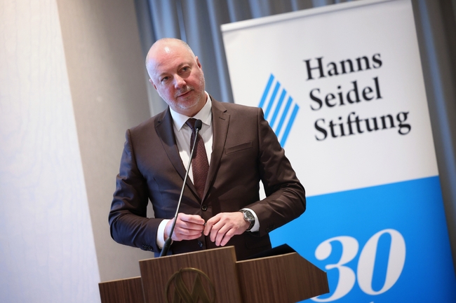 Уроците на историята показват, че демокрацията и демократичните устои не са гарантирани и трябва да се бранят всеки ден, заяви председателят на Народното събрание Росен Желязков 