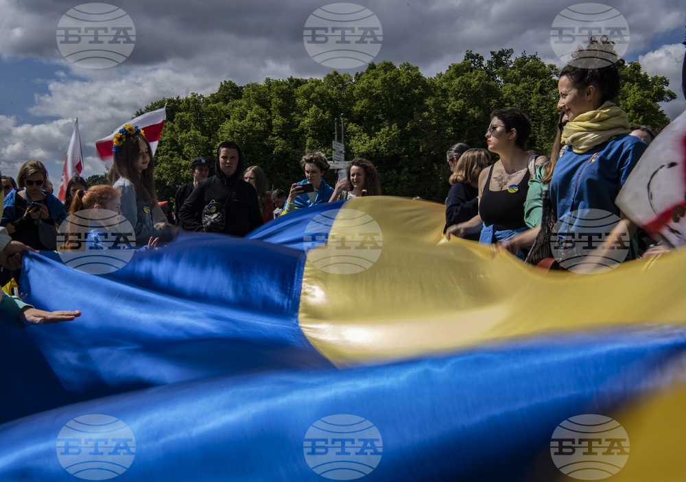 По украинския въпрос европейците вече се разделят на "ястреби" и "гълъби", пише френският в. "Монд"