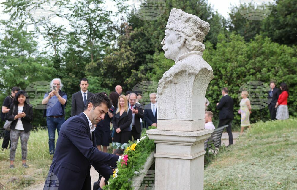 PM Petkov Is in Rome, Pays Tribute to Monument of Bulgarian Revolutionary