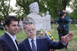 Италия - премиер - бюст-паметника  Капитан Петко войвода - венец