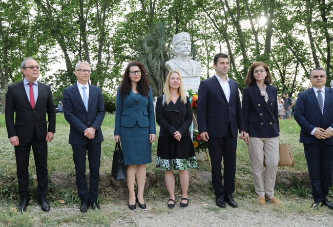 Започна официалното посещение на премиера Петков във Ватикана и Рим