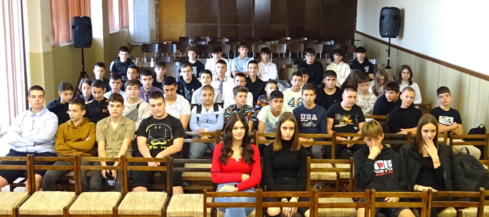 Окръжен съд – Разград: С дискусия за наказателната отговорност, хулиганските прояви и възпитателните мерки за деца при противообществени прояви стартира Образователната програма за учебната 2023/2024 година в НПТГ „Шандор Петьофи“ – Разград 