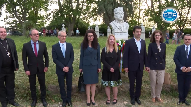 Започна официалното посещение на премиера Петков във Ватикана и Рим