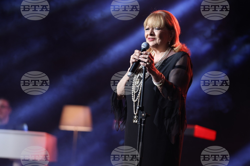 Богдана Карадочева пее в дует с Владо Пенев – в зала „България“ 