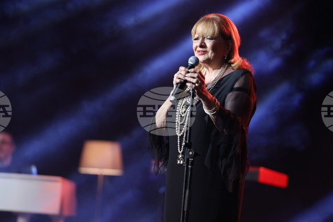 Богдана Карадочева пее в дует с Владо Пенев – в зала „България“ 