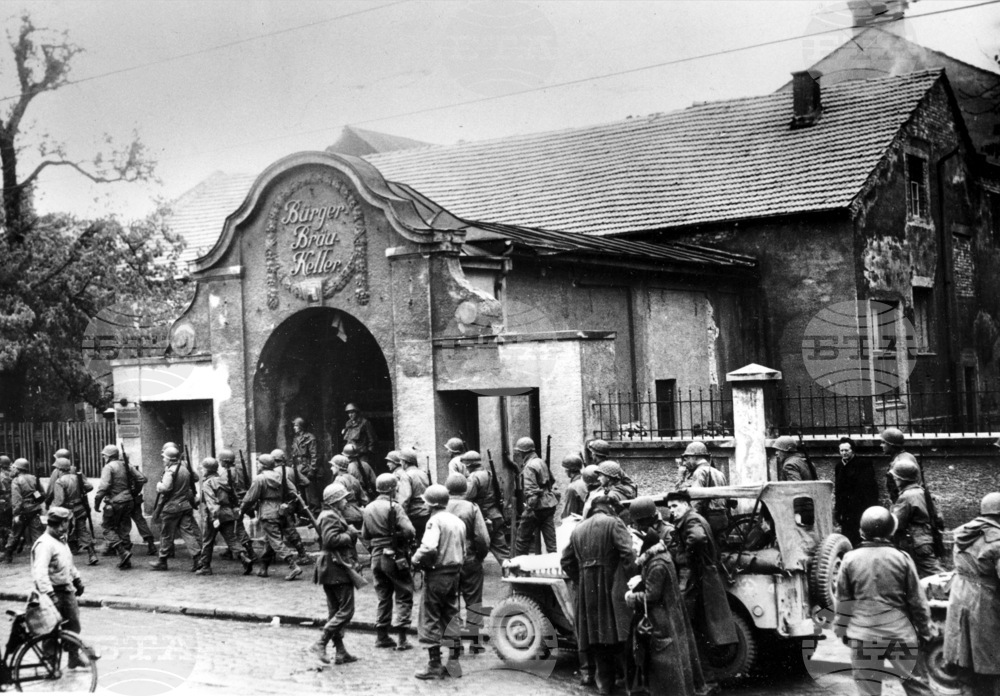 На 8 ноември 1923 г. в Мюнхен Адолф Хитлер и негови сподвижници извършват неуспешен опит за преврат, т. нар. бирен пуч