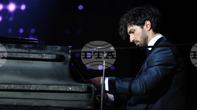 Пианистът Евгени Генчев ще гостува във Враца със спектакъла „Валсът на розите“