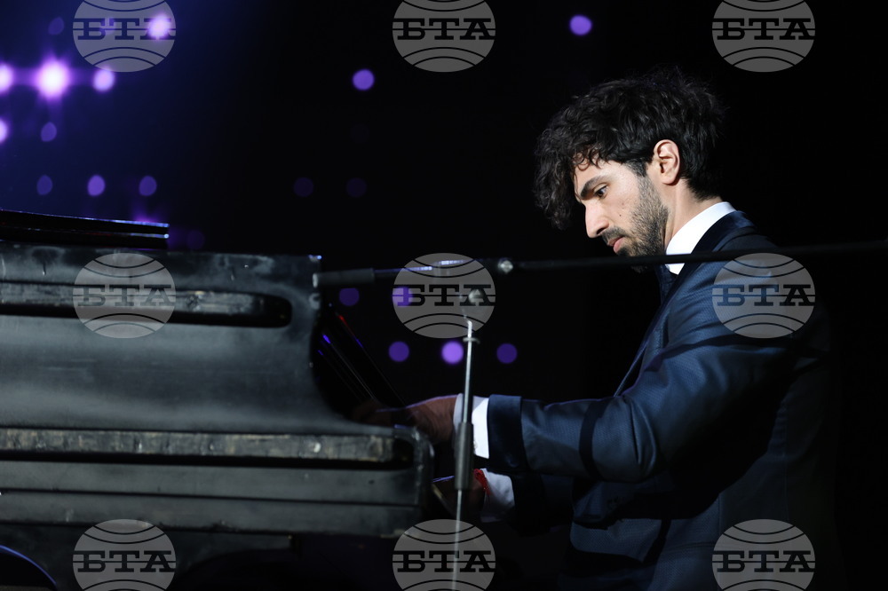 Пианистът Евгени Генчев ще гостува във Враца със спектакъла „Валсът на розите“