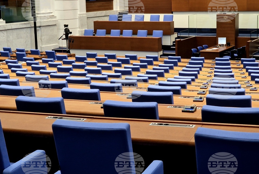 Parliament Sitting Fails for Lack of Quorum, PM Hopes It Is "Momentary Post-Election Weakness"