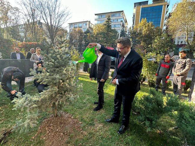 БТА участва в засаждането на дърво пред Анадолската агенция като поздрав за 100-годишнината на Турската република