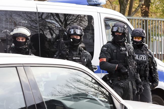 Германската полиция арестува 18-годишен младеж, отправял заплахи за убийства по антисемитски подбуди