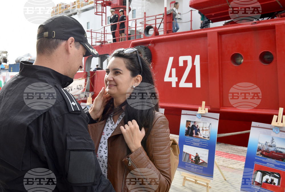 Варна - Научноизследователски кораб „Св. св. Кирил и Методий" - церемония по изпращане