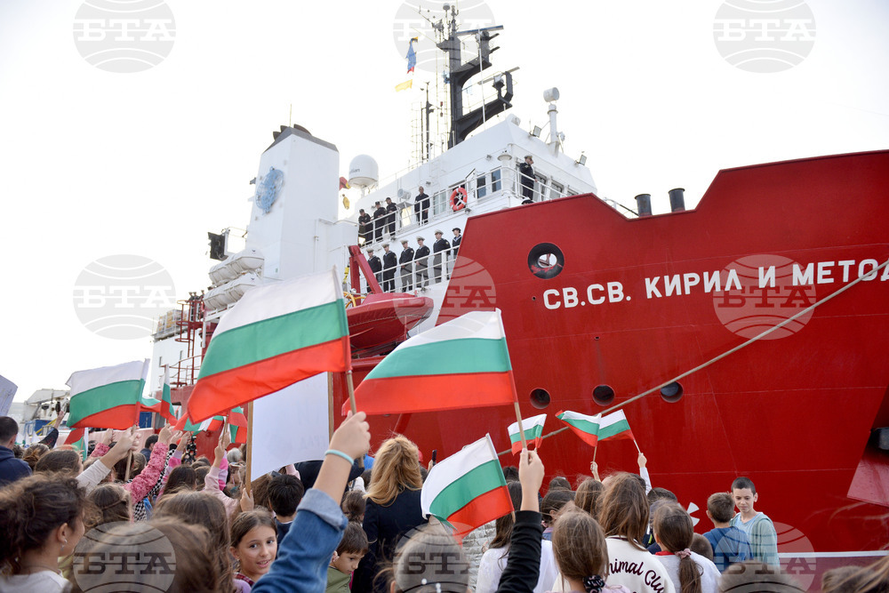 Варна - Научноизследователски кораб „Св. св. Кирил и Методий" - церемония по изпращане