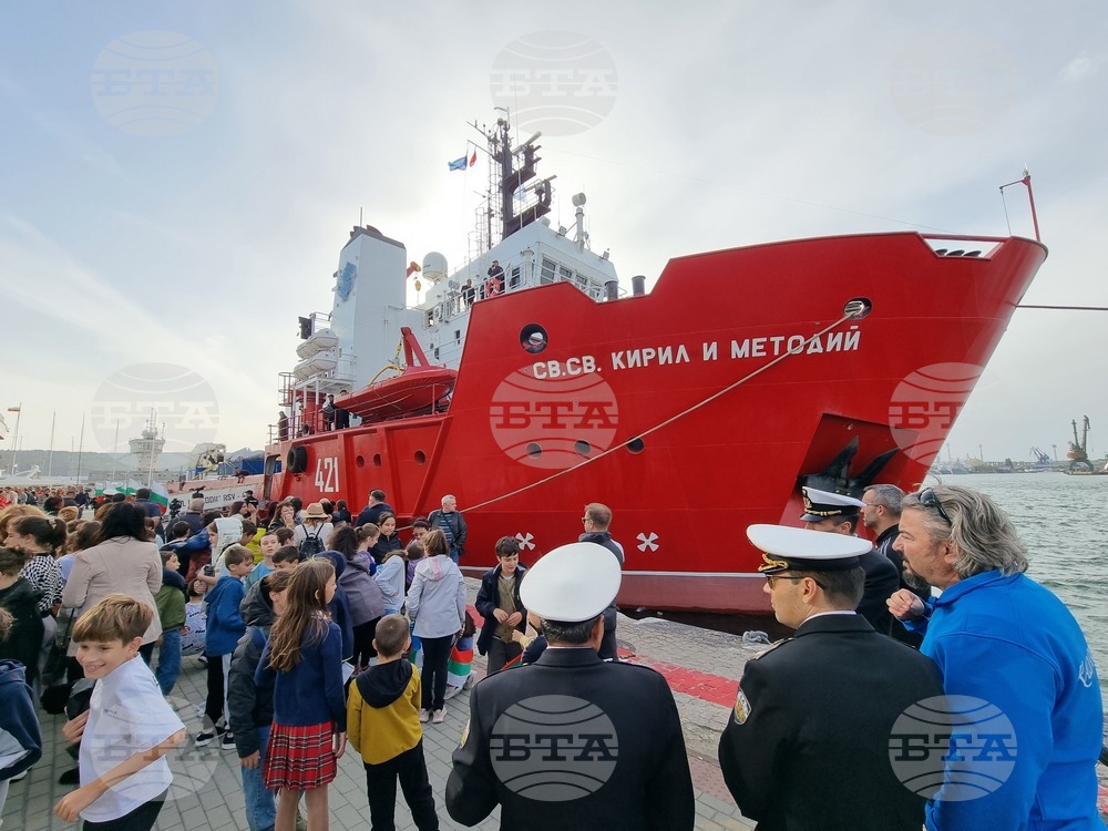 RSV 421 Sets Sail on Annual Antarctic Expedition, with Cadets among Those on Board